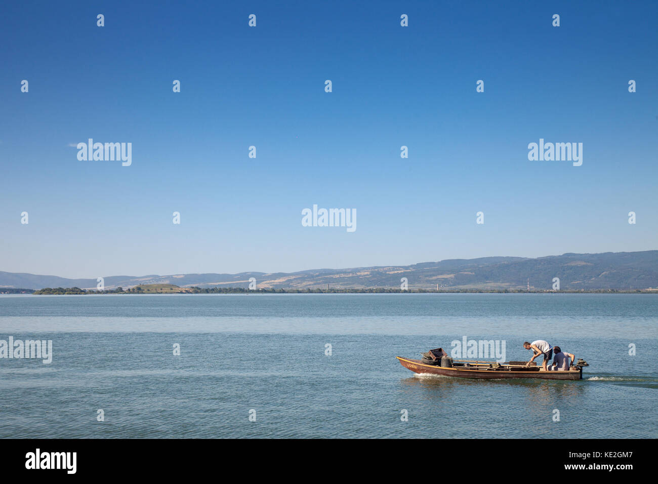 Beograd, Serbie - septembre 16, 2017 : sur un bateau de pêche Les pêcheurs près de Gornji Milanovac au cours de l'après-midi, sur le Danube, photo de t Banque D'Images