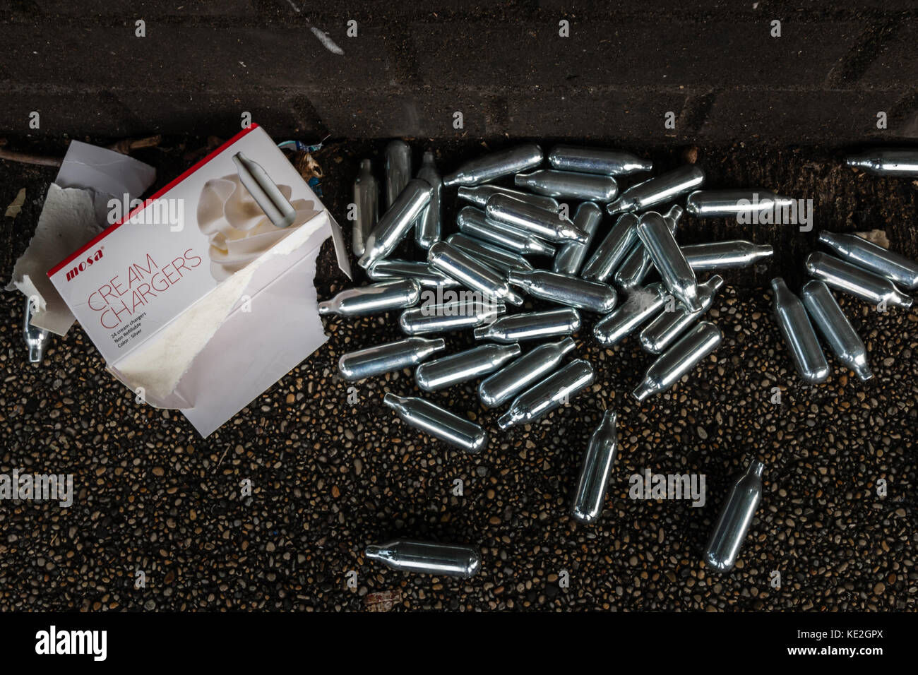 Le protoxyde d'azote rejetés avec une crème fouettée sur les rues de Bristol Banque D'Images