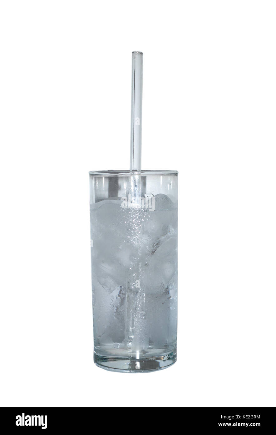 Verre isolé de l'eau pure avec paille de verre et de glace. L'objet, de boissons. Banque D'Images