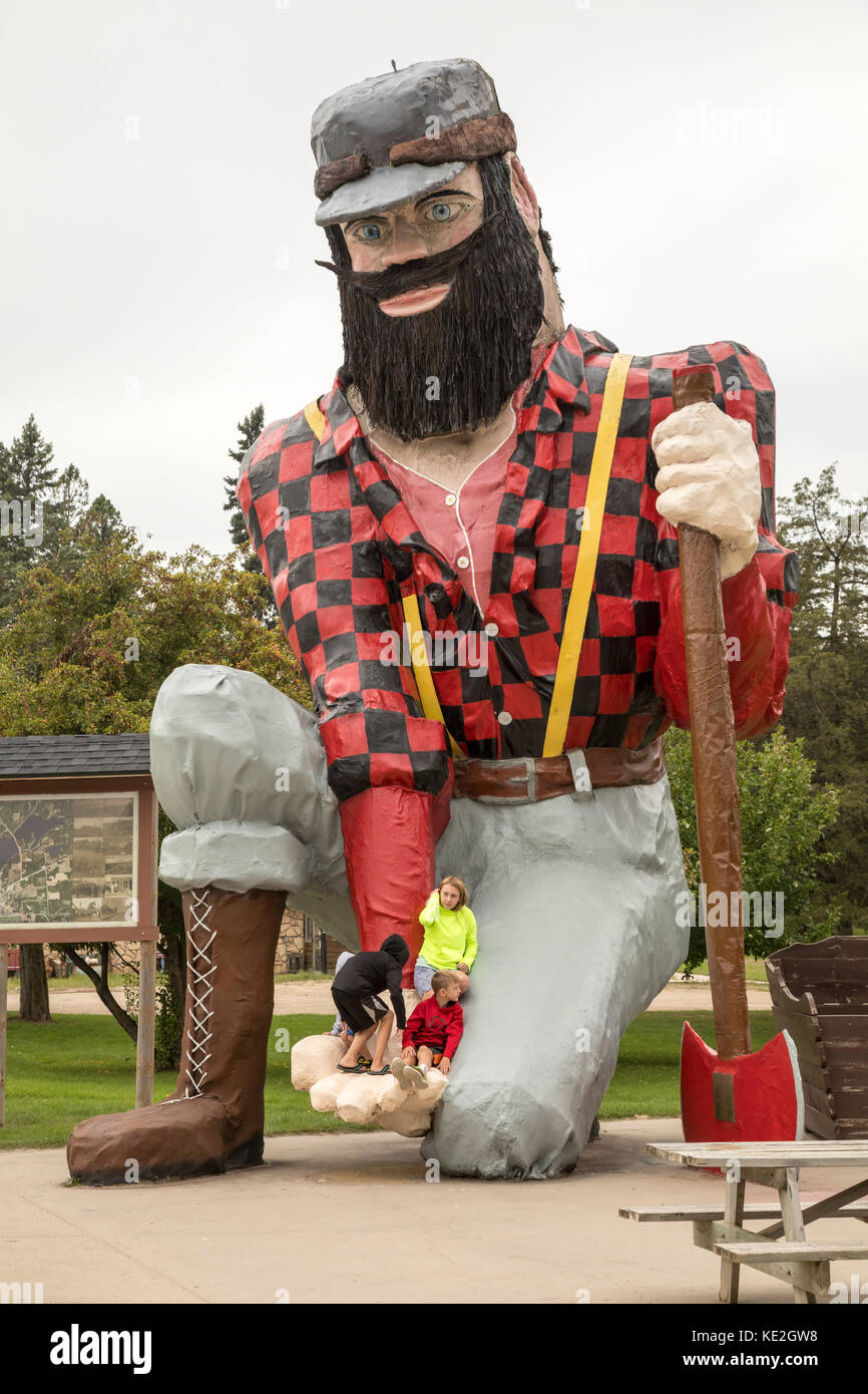 Akeley, Minnesota - les enfants de grimper sur une statue géante de Paul Bunyan. akeley est l'un de près d'une douzaine de villages qui prétend être le berceau de la fictio Banque D'Images