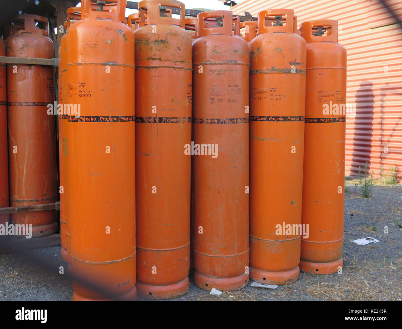 Alora, Espagne - 18 juillet. 2017 : les bouteilles de gaz propane à la  Division dépôt en campagne andalouse Photo Stock - Alamy