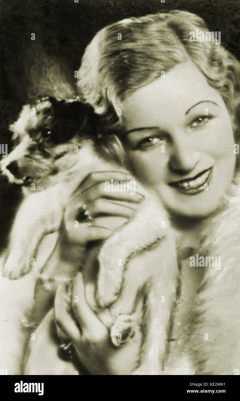 Gitta Alpar - portrait de l'actrice et chanteuse d'opéra hongrois avec chien 1903 - 1991. Encore de la publicité. Banque D'Images