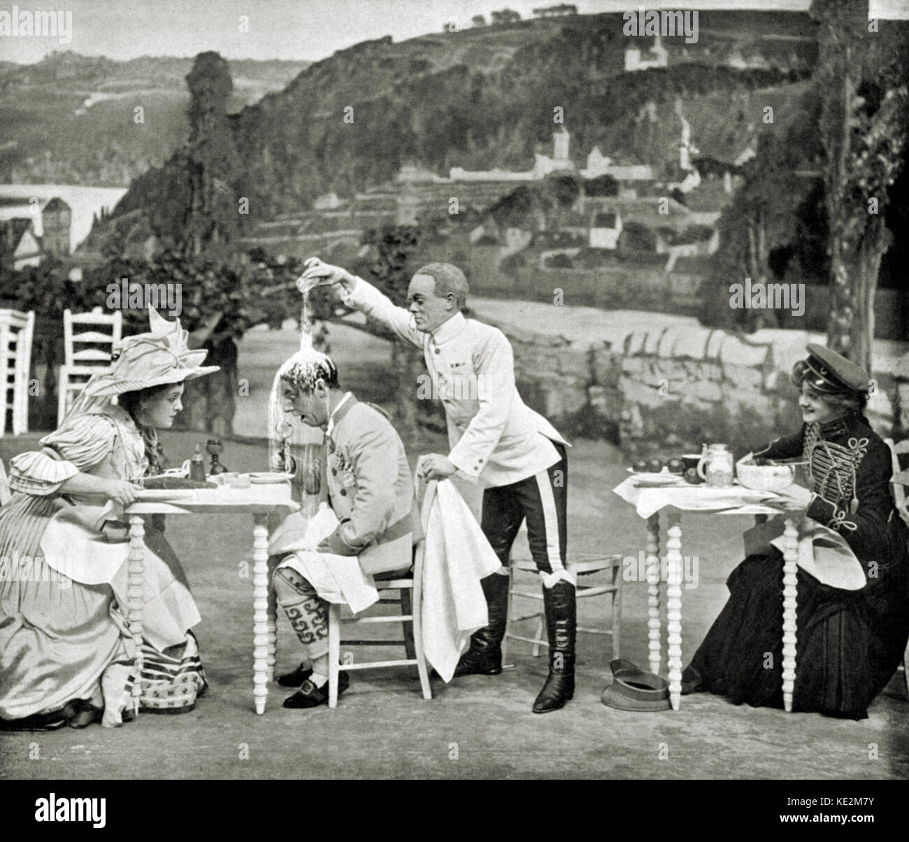 Les filles de Gottenberg - 'un déjeuner tranquille au Red Hen' avec salles de violet, Edmund Payne, Robert Nainby et Gertie Millar, Gaiety Theatre, Londres, 1907. Comédie musicale par Ivan Caryll, Lionel Monckton. Lyrics par Adrian Ross, Basil Hood. Slap stick humour. Tarmac. Banque D'Images