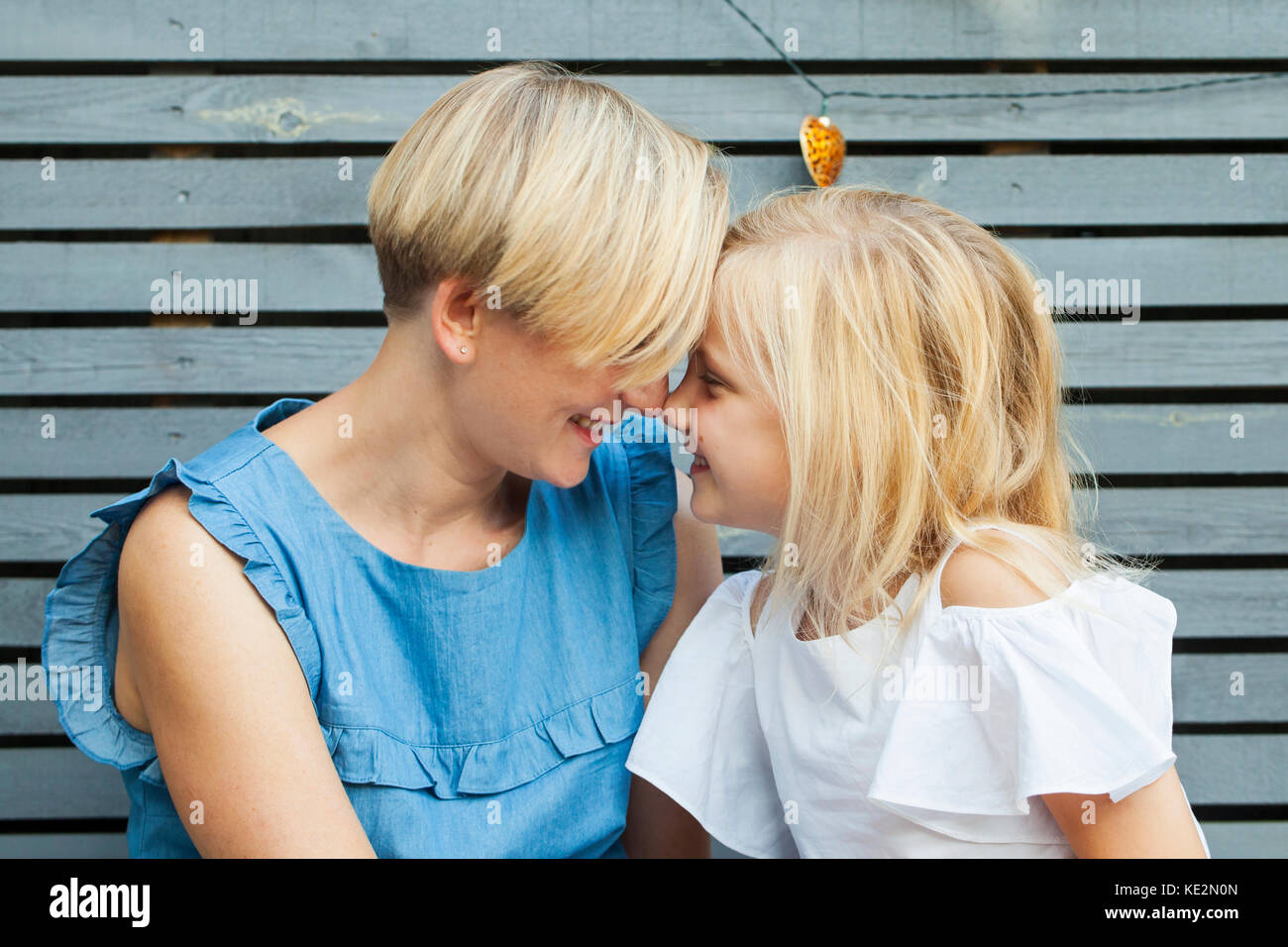 Maman avec sa fille dans le jardin Banque D'Images