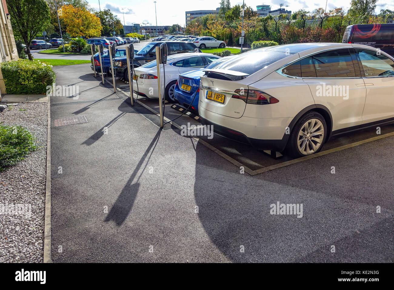 Les voitures électriques Tesla à point de recharge, Manchester Banque D'Images