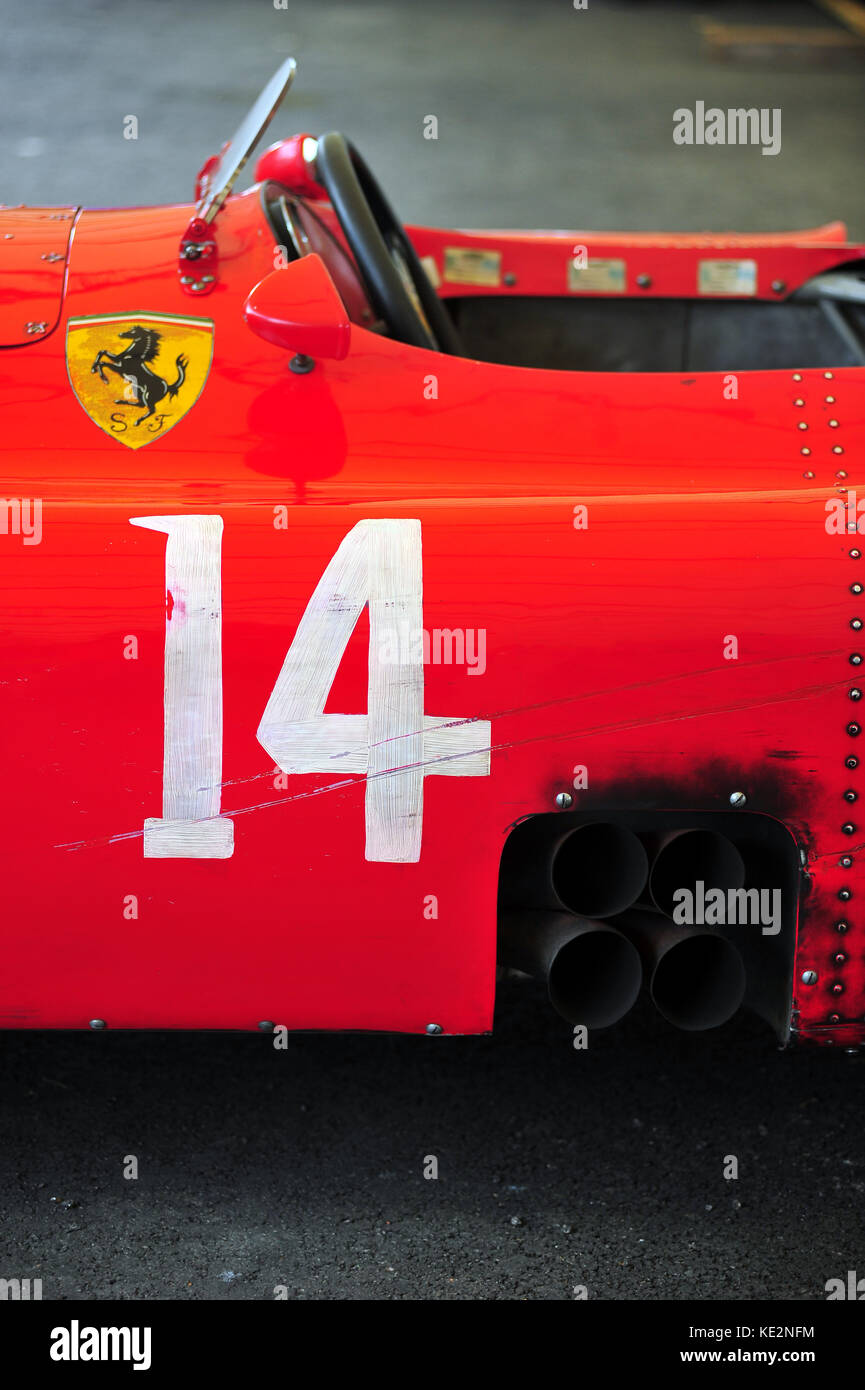 Les tuyaux d'échappement sur le côté d'une voiture de course Ferrari historique au Goodwood Festival of Speed 2017. Banque D'Images