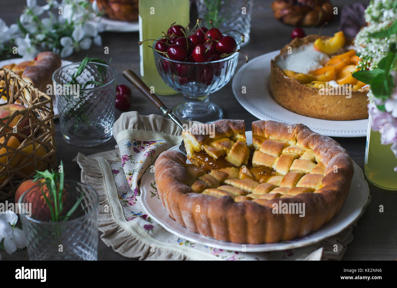 Gâteau fait maison, des pâtisseries et de la nourriture sur la table de fête Banque D'Images