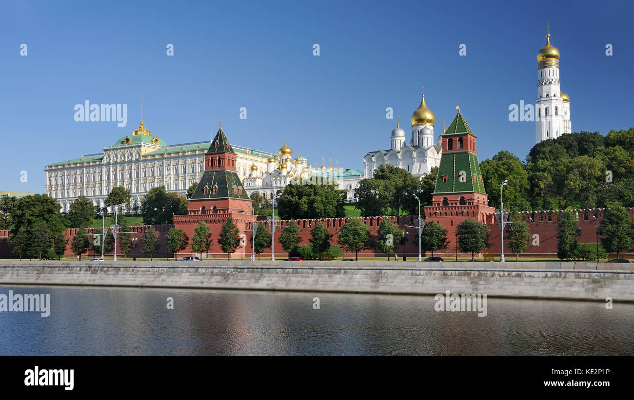 Ciel nuageux au-dessus du Kremlin de Moscou au début de la matinée d'été. MOSCOU, RUSSIE Banque D'Images