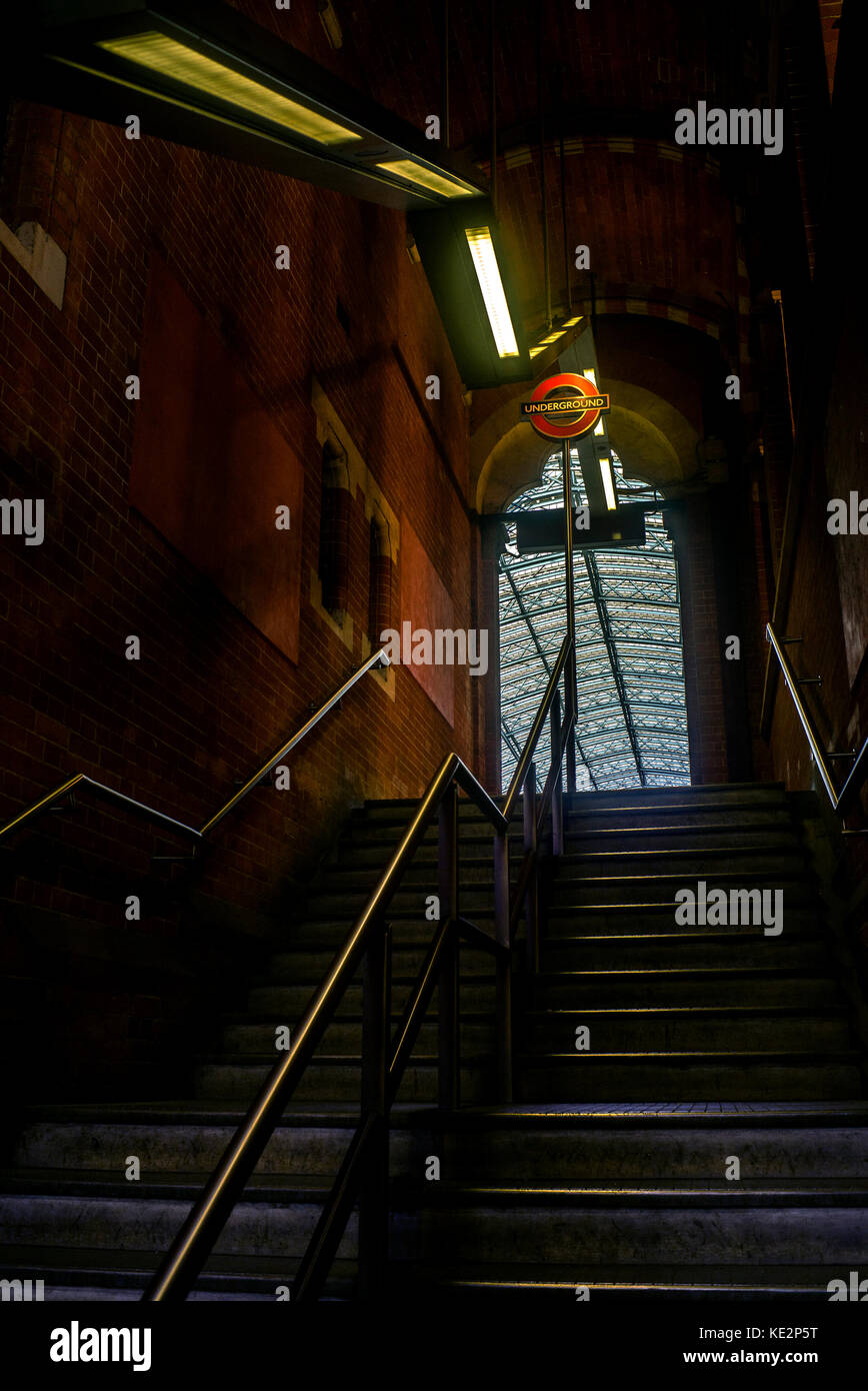 Escalier depuis le hall principal de la gare de St Pancras jusqu'au métro, à Londres, Angleterre, Royaume-Uni Banque D'Images