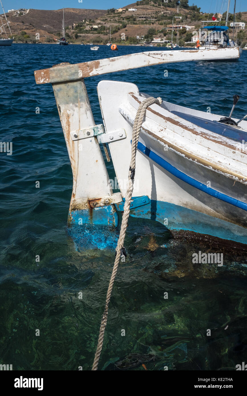 Vieux bateau de pêche en bois ancré à port Banque D'Images
