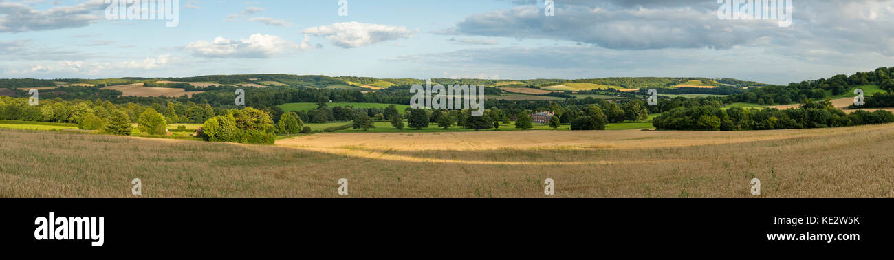 Vue panoramique sur le Kent Downs dans les North Downs Way. Banque D'Images