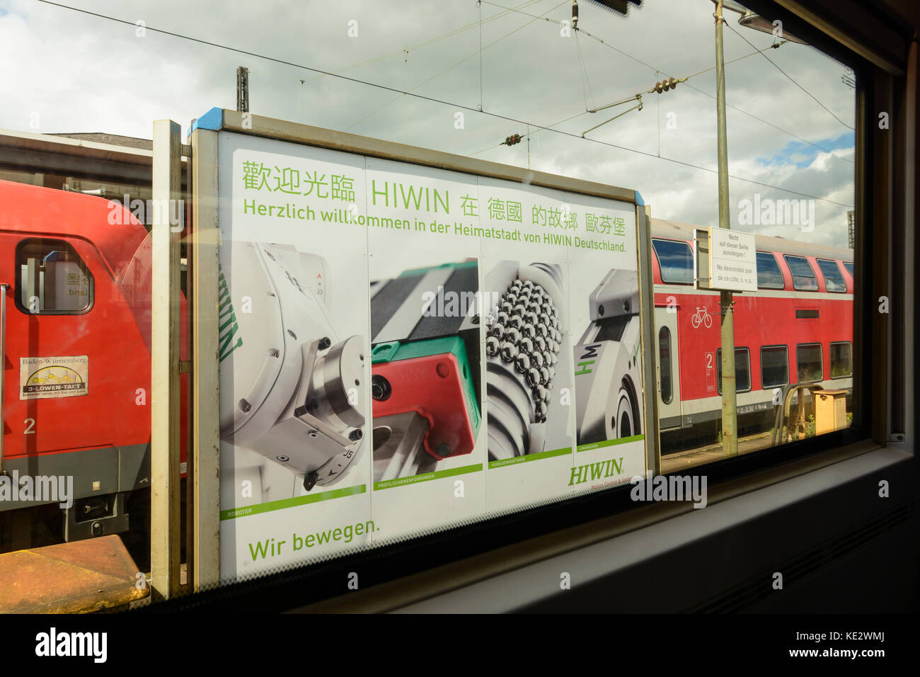 Billboard en chinois l'écriture à la promotion de la gare ferroviaire de HIWIN Technologies Corporation à travers la fenêtre du train, Offenburg, Schwarzwald, forêt noire, Banque D'Images