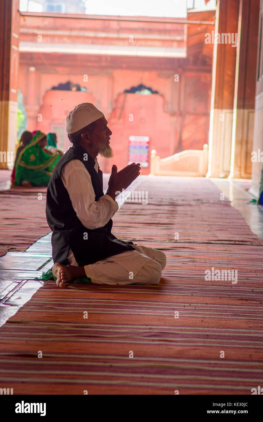 Delhi, Inde - le 27 septembre 2017 : un homme sur ses genoux en prière à l'intérieur du temple dans la mosquée Jama Masjid de Delhi, Inde Banque D'Images