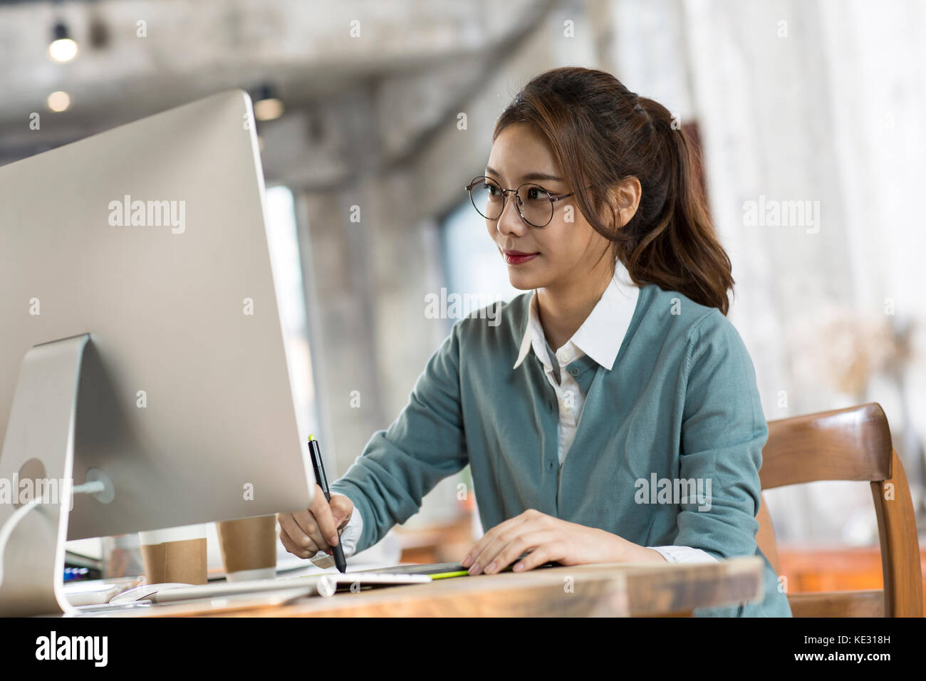 Side view portrait of young female designer automobile au travail Banque D'Images