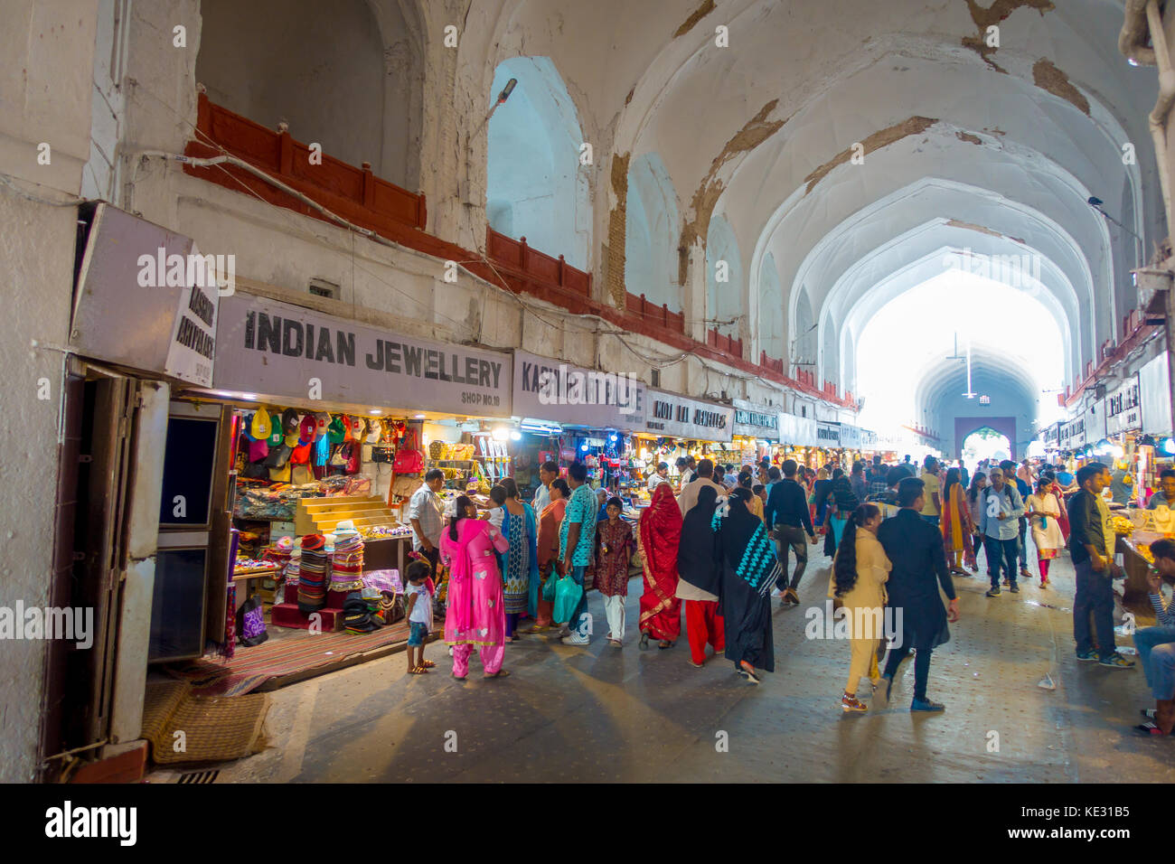 Delhi, Inde - le 25 septembre 2017 : foule de personnes à pied et de l'achat à l'intérieur du bazar dans le fort rouge à Delhi, en Inde. Meena Bazaar, construit par mukarmat khan il y a 300 ans, a été le premier bazar couvert en Inde Banque D'Images