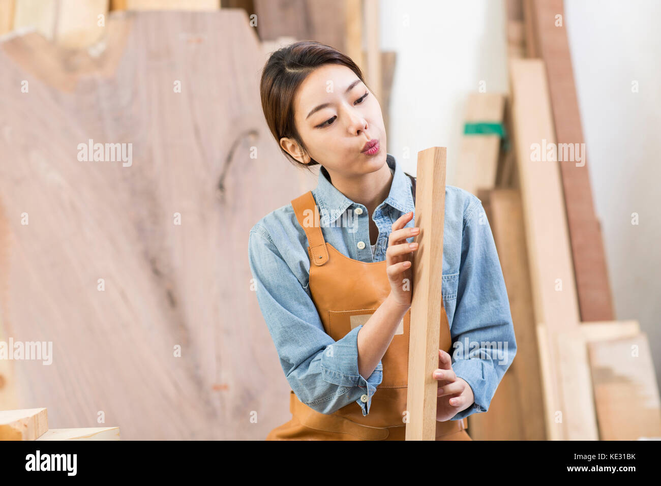 Portrait de jeune femme tanneur se concentrant sur son travail Banque D'Images