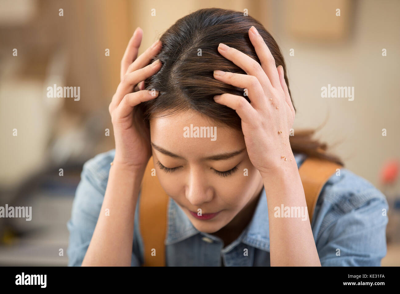 Portrait de jeune femme tanneur stressantes Banque D'Images