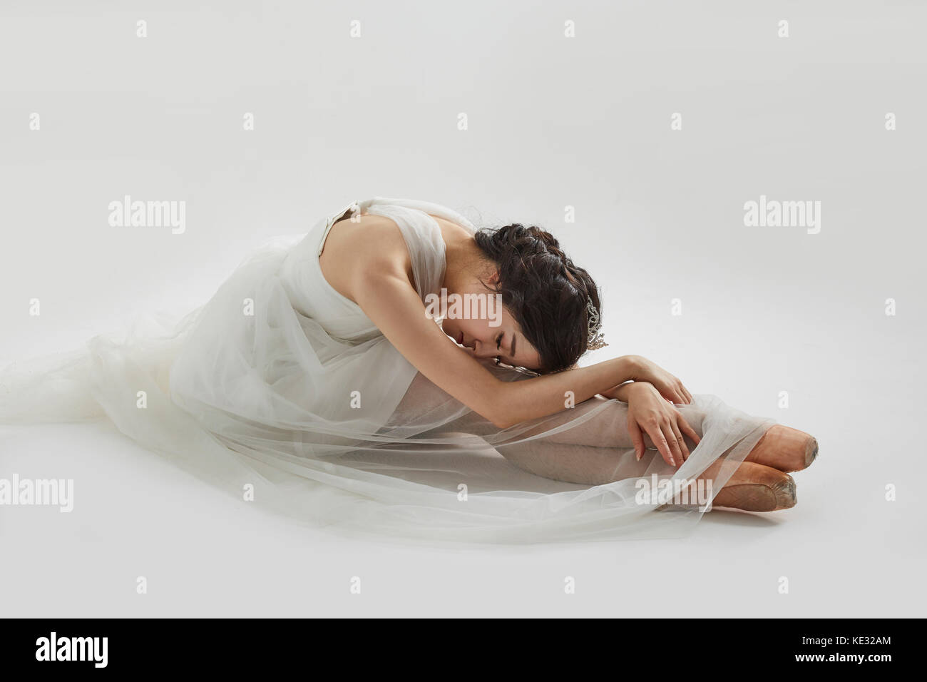 Vue latérale du jeune ballerine élégante en robe blanche Banque D'Images