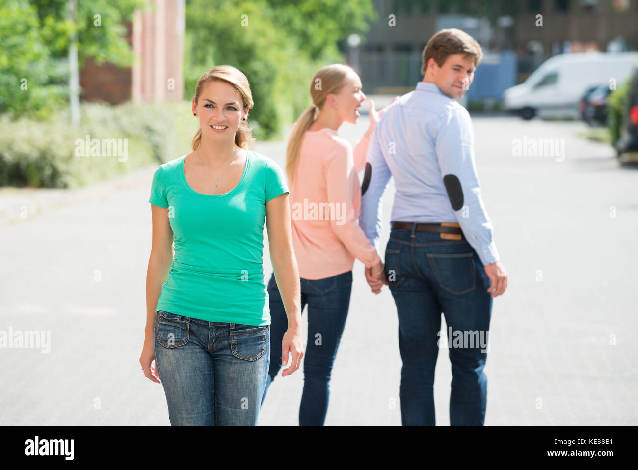 Femme criant à son petit ami à la femme à marcher sur la rue Banque D'Images