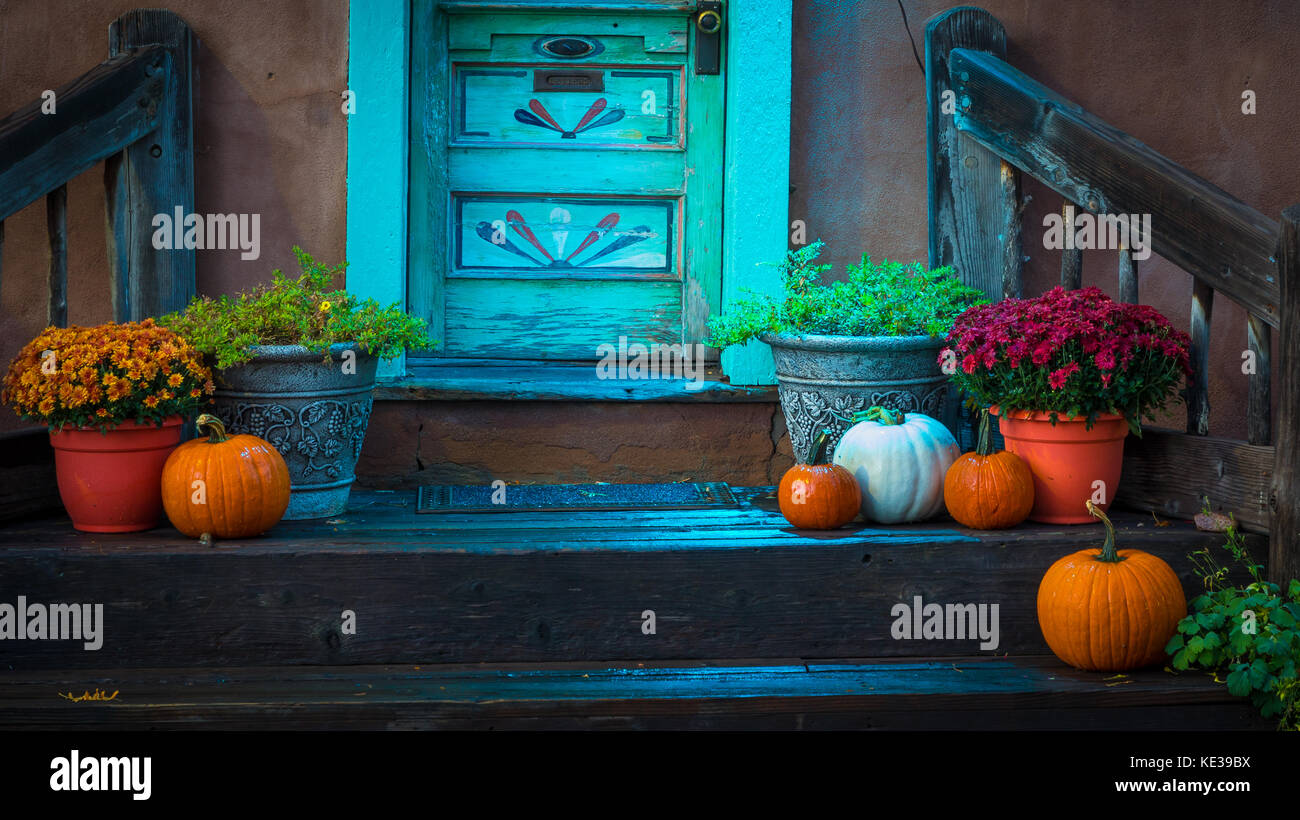 Escaliers à la maison à Santa Fe, la capitale de l'état du Nouveau Mexique. Banque D'Images