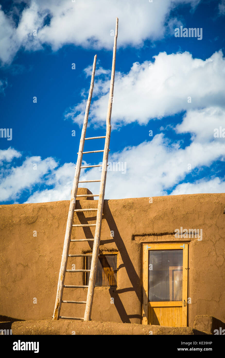 Taos Pueblo de Taos Pueblo (ou) au Nouveau Mexique est un ancien pueblo appartenant à une langue Tiwa tribu amérindienne de Puebloan people. Banque D'Images