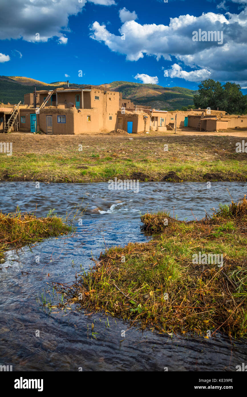 Taos Pueblo de Taos Pueblo (ou) au Nouveau Mexique est un ancien pueblo appartenant à une langue Tiwa tribu amérindienne de Puebloan people. Banque D'Images