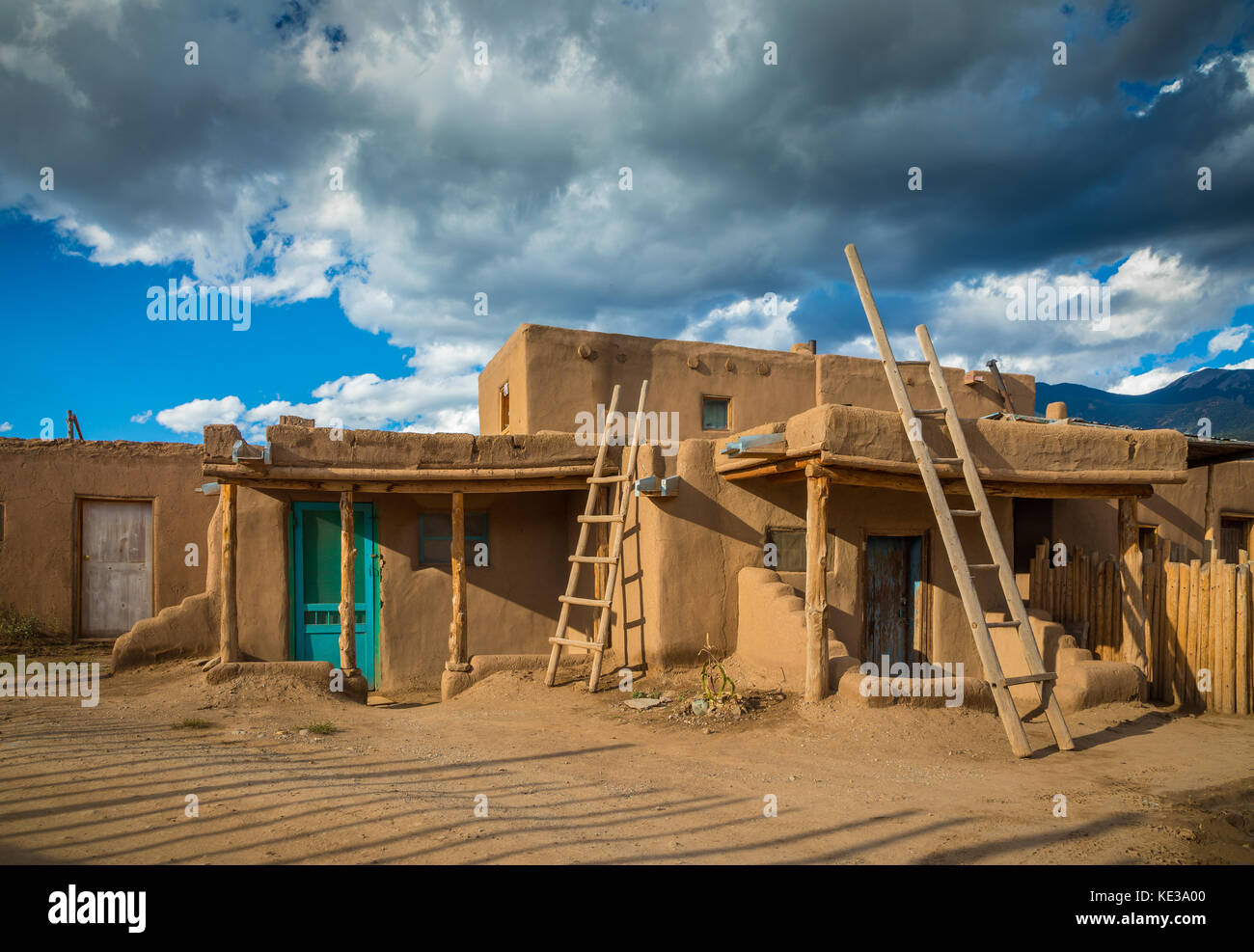 Taos Pueblo de Taos Pueblo (ou) au Nouveau Mexique est un ancien pueblo appartenant à une langue Tiwa tribu amérindienne de Puebloan people. Banque D'Images