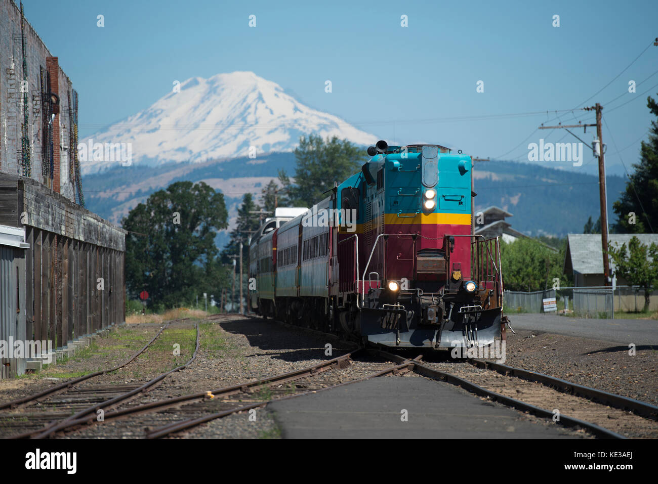 La Mount Hood Scenic Railroad avec le Mont Adams dans l'arrière-plan. Pine Grove, Oregon, USA. Banque D'Images