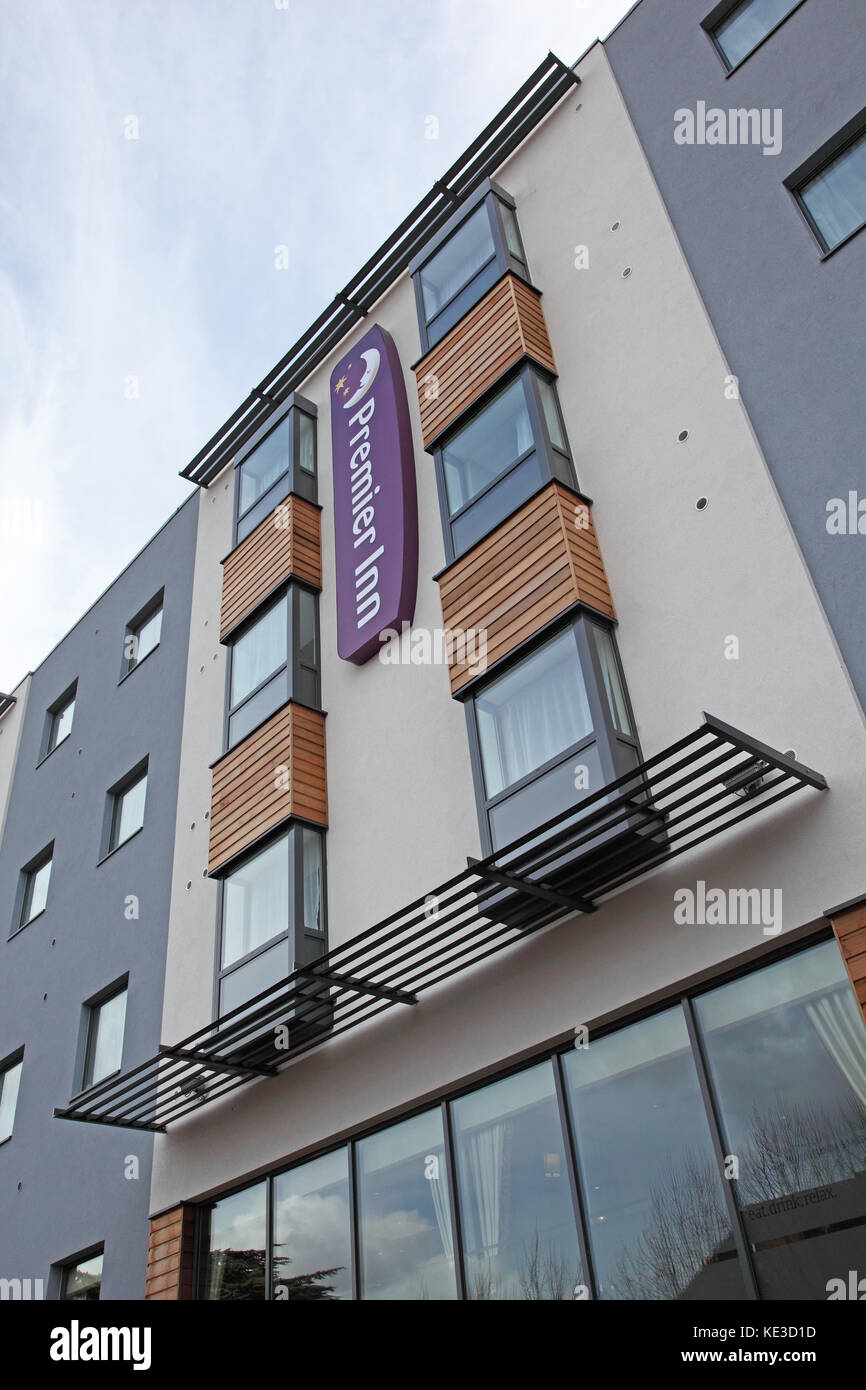 Extérieur du nouvel hôtel Premier Inn à Maidstone, Kent. Le bâtiment a été converti d'un ancien immeuble de bureaux. Banque D'Images