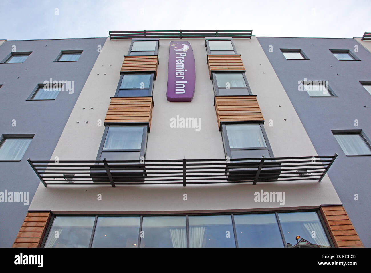 Extérieur du nouvel hôtel Premier Inn à Maidstone, Kent. Le bâtiment a été converti d'un ancien immeuble de bureaux. Banque D'Images