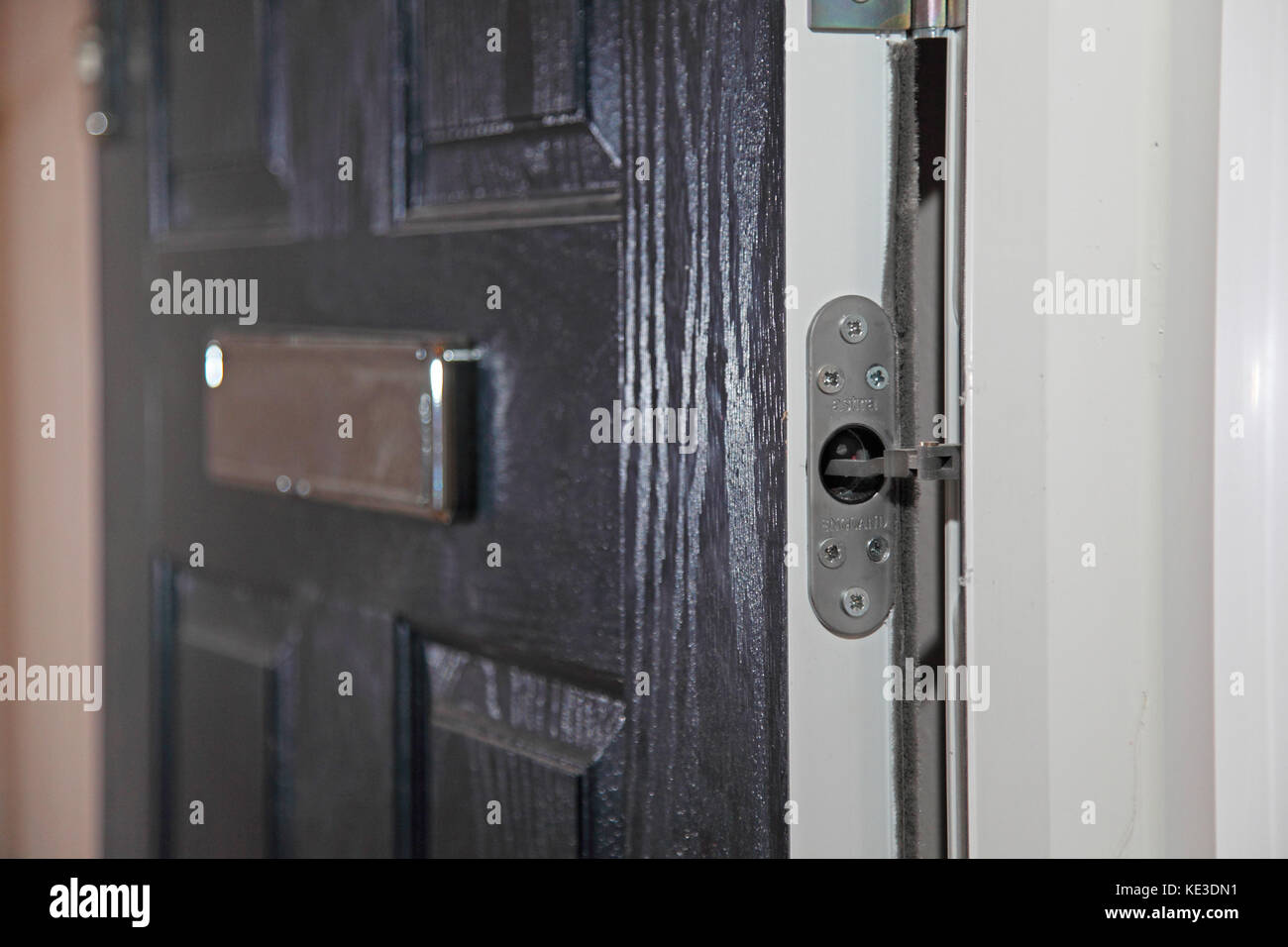 De nouvelles portes coupe-feu en cours d'installation au cours de la rénovation d'une tour résidentielle conseil en propriété bloc dans Enfield, Londres, Royaume-Uni. Auto-montre de plus près. Banque D'Images
