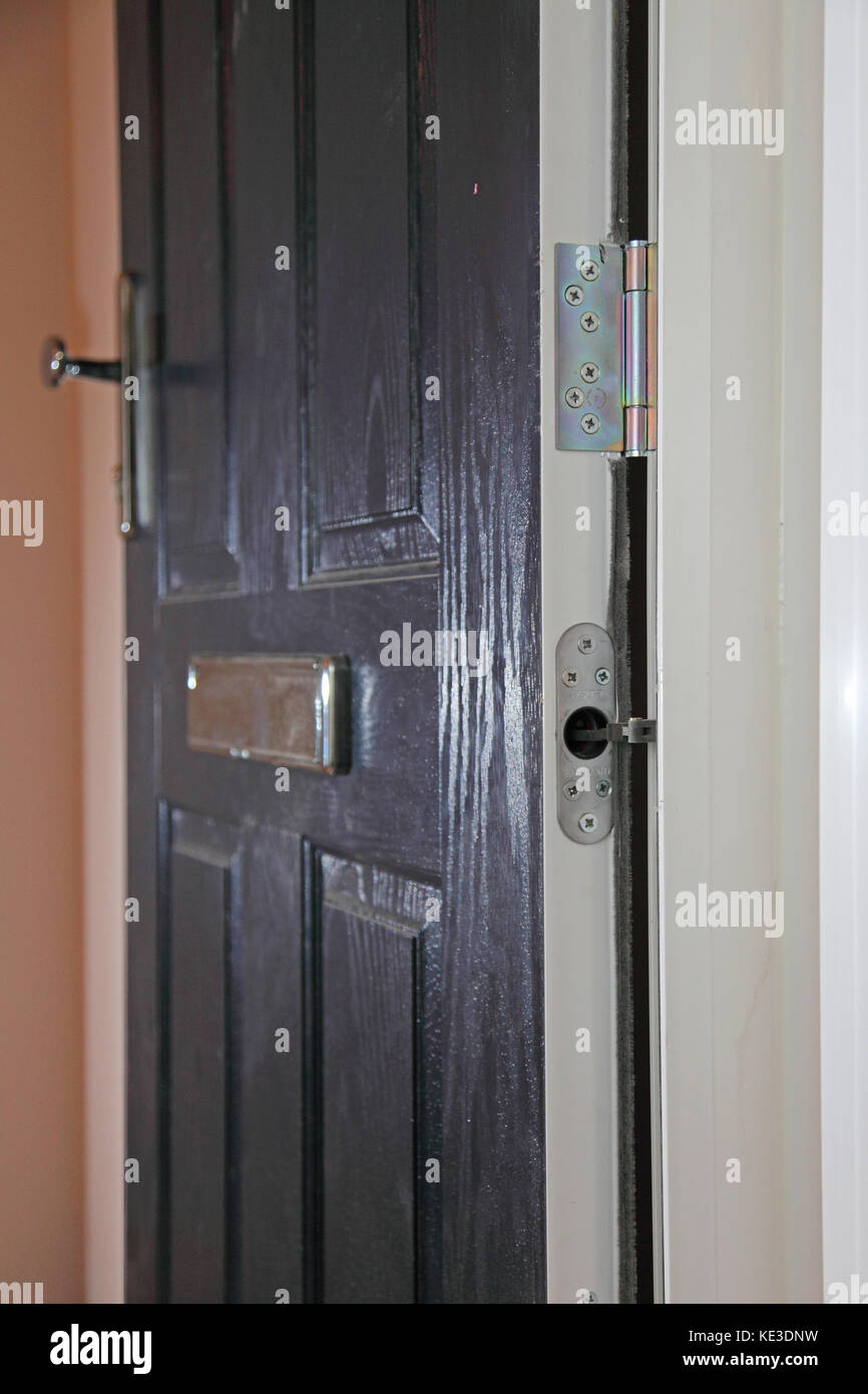 De nouvelles portes coupe-feu sont installées lors de la rénovation de Scott House, un immeuble résidentiel appartenant au conseil, situé dans le quartier d'Enfield à Londres, au Royaume-Uni Banque D'Images