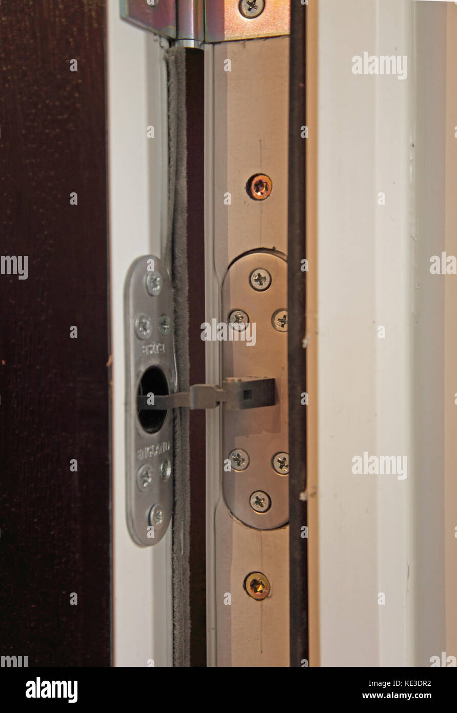 De nouvelles portes coupe-feu sont installées lors de la rénovation de Scott House, un immeuble résidentiel appartenant au conseil, situé dans le quartier d'Enfield à Londres, au Royaume-Uni Banque D'Images