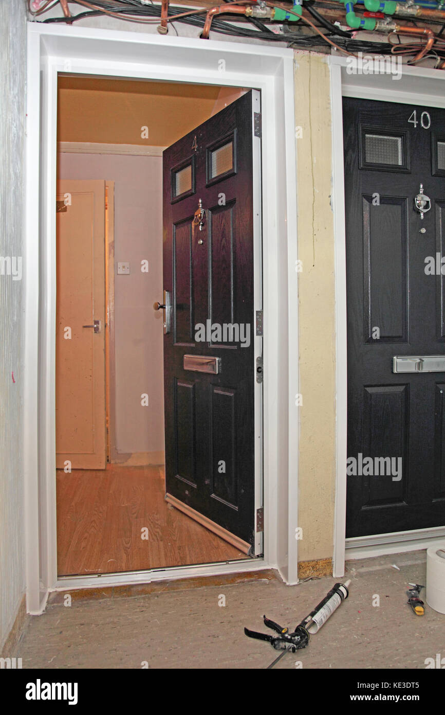 De nouvelles portes coupe-feu sont installées lors de la rénovation de Scott House, un immeuble résidentiel appartenant au conseil, situé dans le quartier d'Enfield à Londres, au Royaume-Uni Banque D'Images