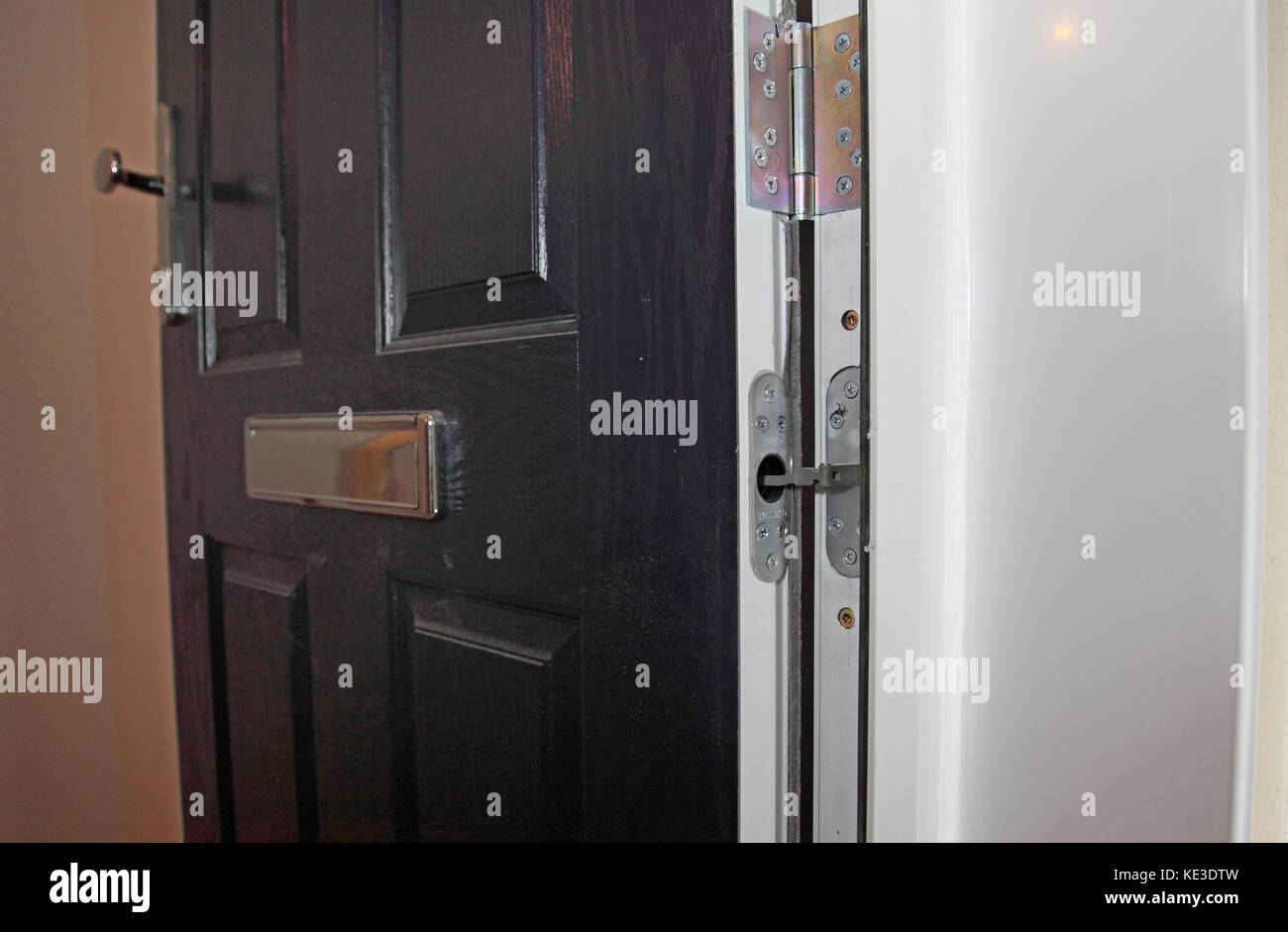 De nouvelles portes coupe-feu sont installées lors de la rénovation de Scott House, un immeuble résidentiel appartenant au conseil, situé dans le quartier d'Enfield à Londres, au Royaume-Uni Banque D'Images