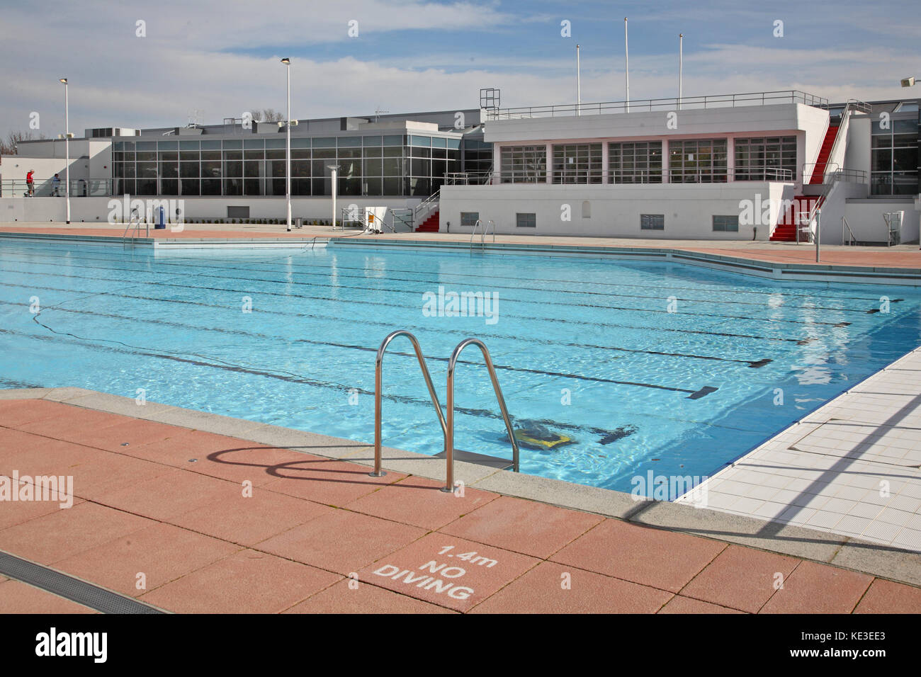 La piscine extérieure récemment rénovée à Uxbridge Lido et le centre sportif à l'ouest de Londres, Royaume-Uni. Vue tôt le matin avant l'ouverture au public. Banque D'Images