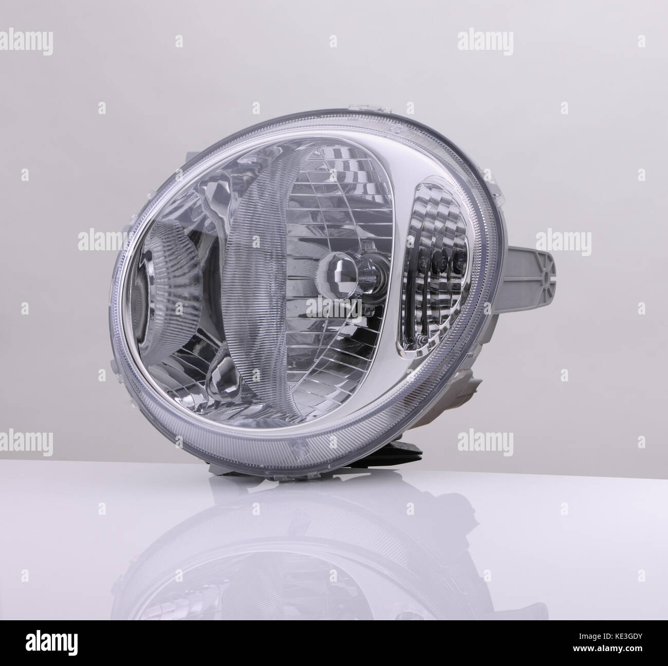 Série phare de voiture sur fond lumineux avec réflexion. isolated Banque D'Images