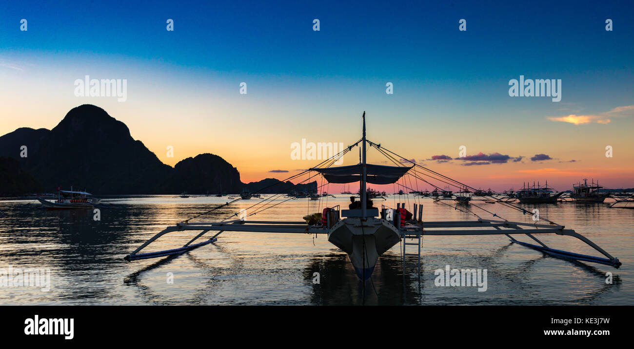 Asie Philippines palawan el nido coucher du soleil de la plage à El Nido town, montrant l'île cadlao Banque D'Images