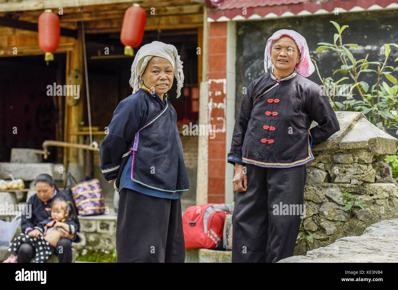 Guangxi, Chine. 18 oct, 2017.(usage éditorial uniquement. Chine out) .Le heiyizhuang, également connu sous le nom de black-vêtements zhuang, est traditionnellement un groupe ethnique vivant dans la région de napo county, au sud-ouest du Guangxi en Chine. le groupe ethnique est appelée en tant que 'fossile vivant' parce qu'ils héritent de la traditionnelle culture zhuang vêtements noir. crédit : l'Asie sipa/zuma/Alamy fil live news Banque D'Images
