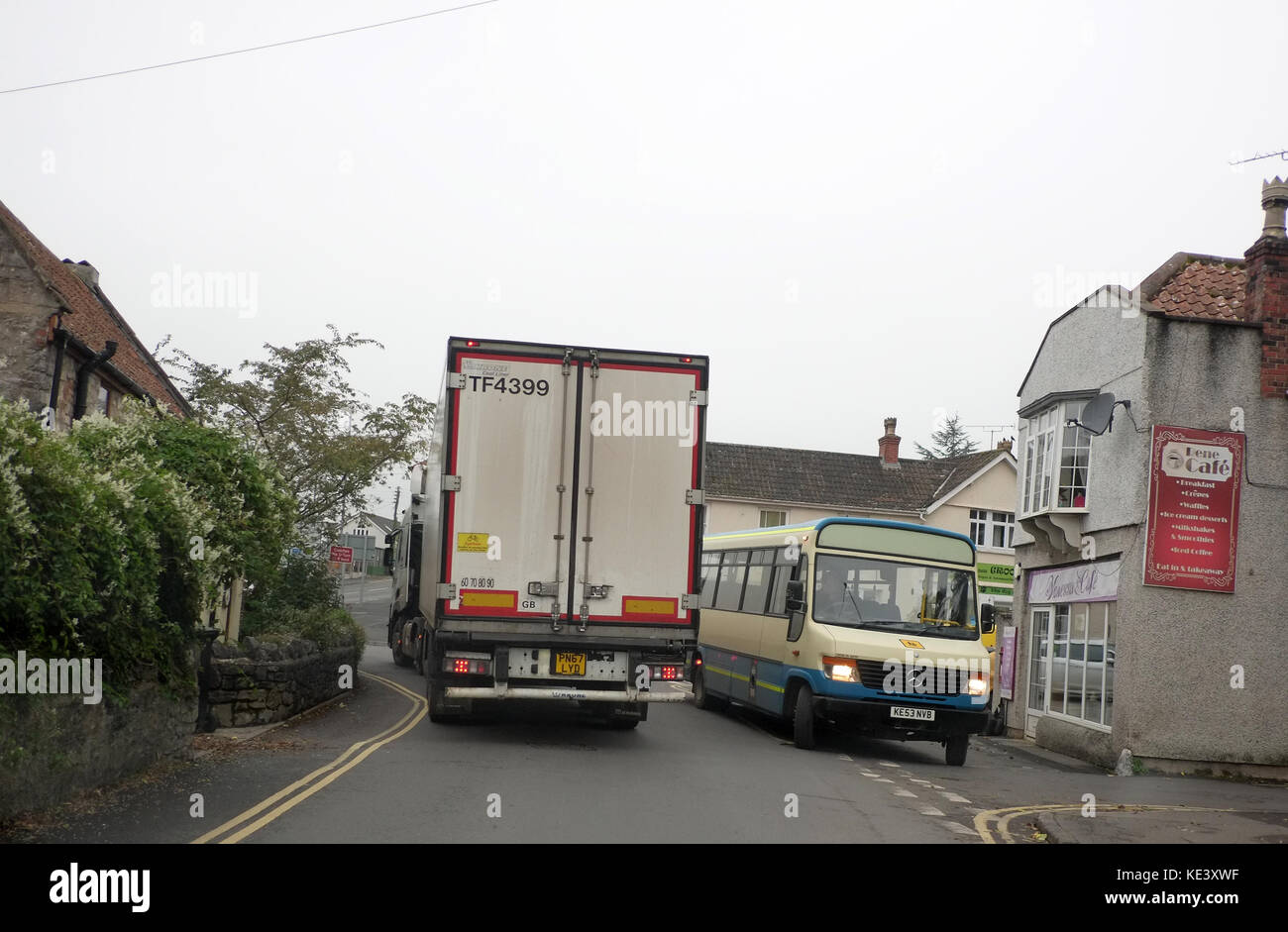 Le Cheddar, le Royaume-Uni. 18 Oct, 2017. 18 septembre 2017 - Les gros camions à l'aide de la célèbre gorge de Cheddar en raison de la travail de la route du village et environs Crédit : Timothy Gros/Alamy Live News Banque D'Images