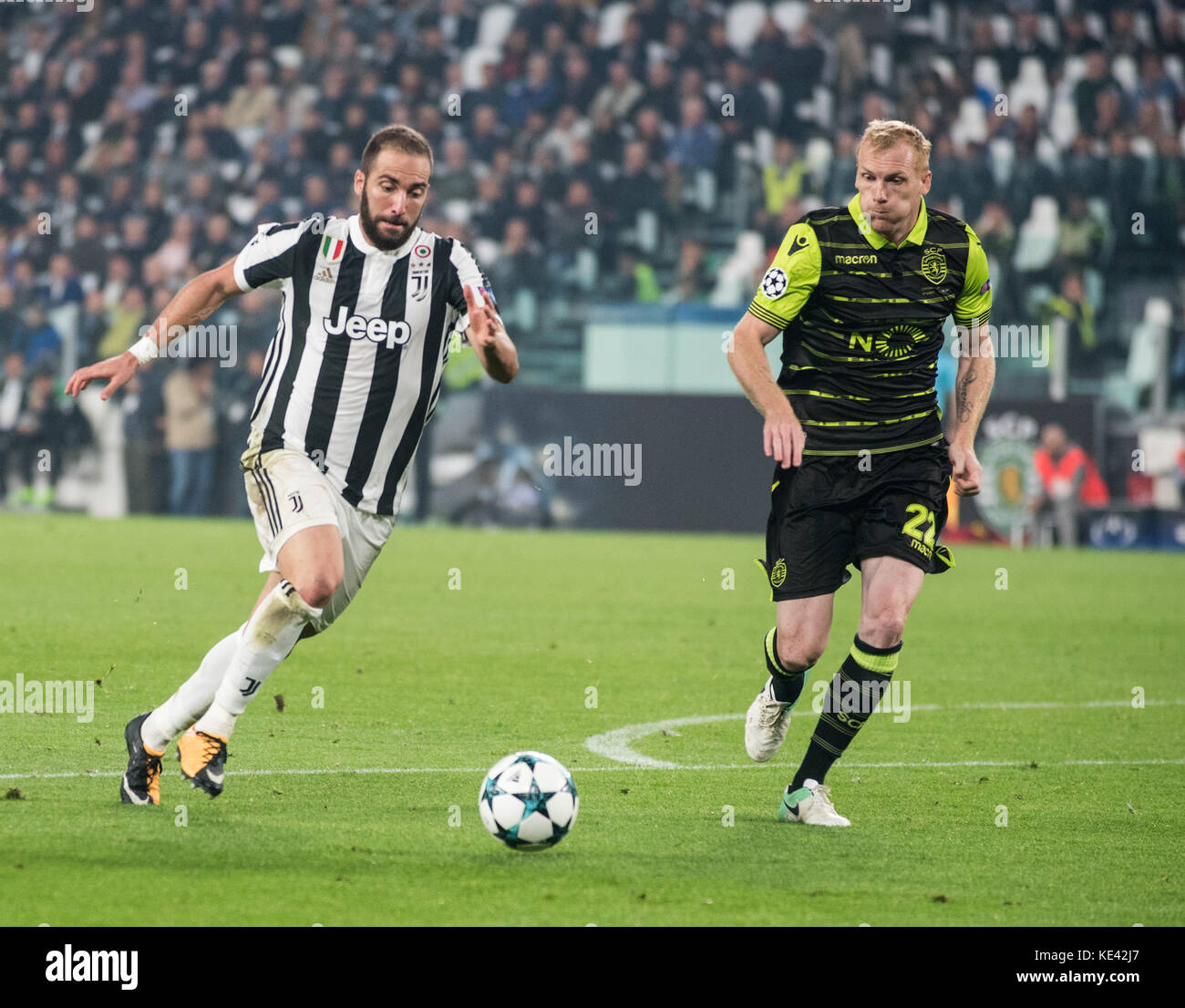 Turin, Italie. 18 octobre 2017. Gonzalo Higuaín (Juventus FC) pendant le match de la Ligue des Champions Juventus FC vs Sporting Clube de Portugal. Juventus gagne 2-1 au stade Juventus à Turin 18 octobre 2017 crédit: Alberto Gandolfo/Alay Live News Banque D'Images