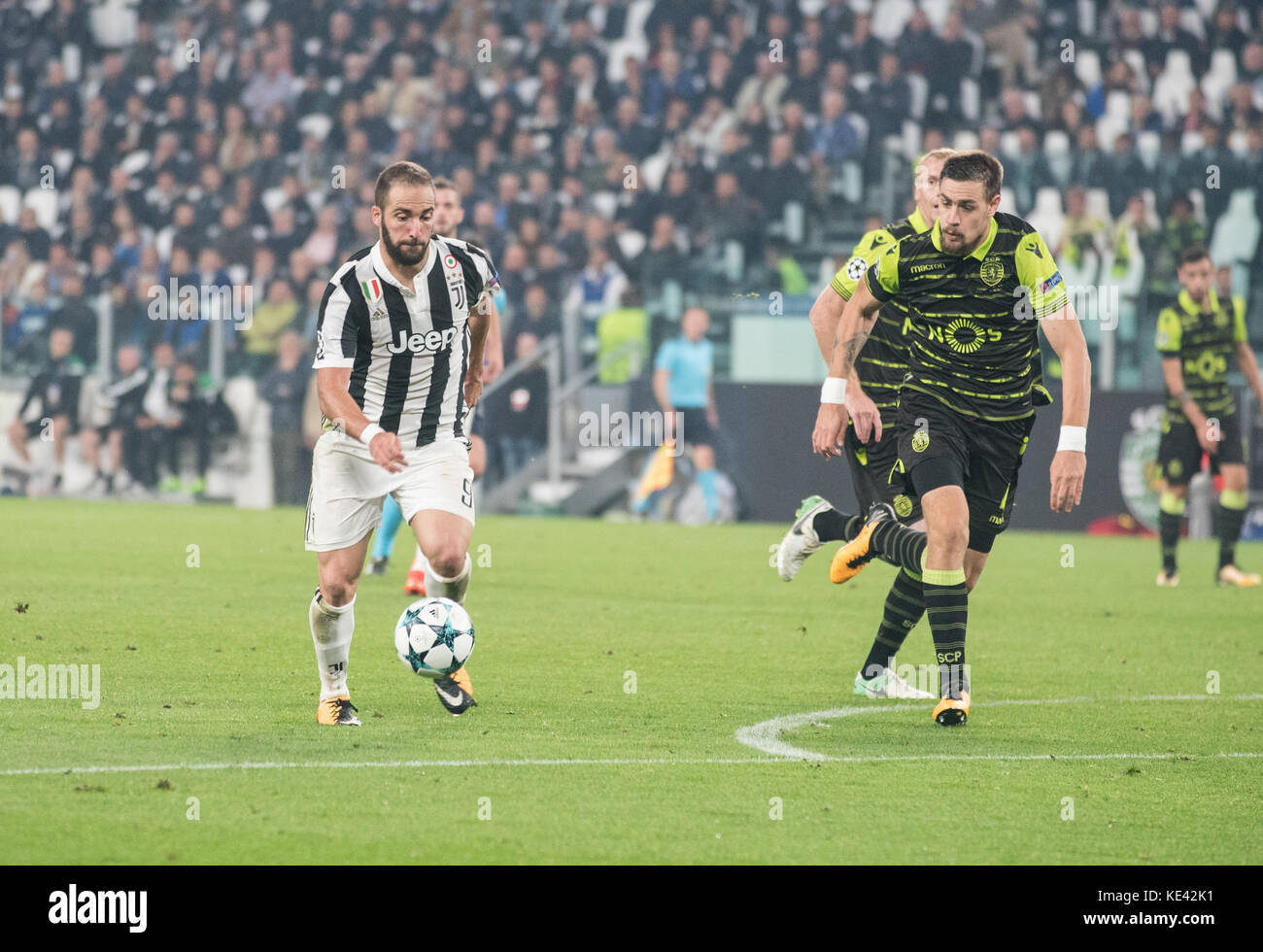 Turin, Italie. 18 octobre 2017. Gonzalo Higuaín (Juventus FC) pendant le match de la Ligue des Champions Juventus FC vs Sporting Clube de Portugal. Juventus gagne 2-1 au stade Juventus à Turin 18 octobre 2017 crédit: Alberto Gandolfo/Alay Live News Banque D'Images