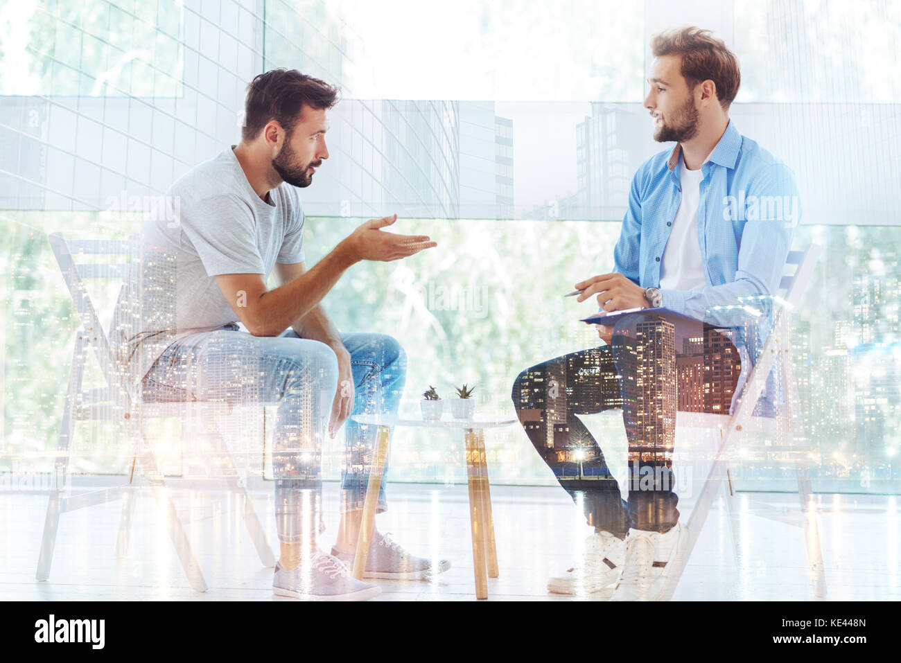 Bel homme jeune psychologue assistant à Banque D'Images