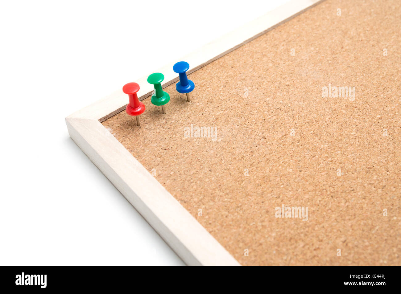 Panneau de liège avec des punaises et châssis en bois sur fond blanc avec clipping path Banque D'Images
