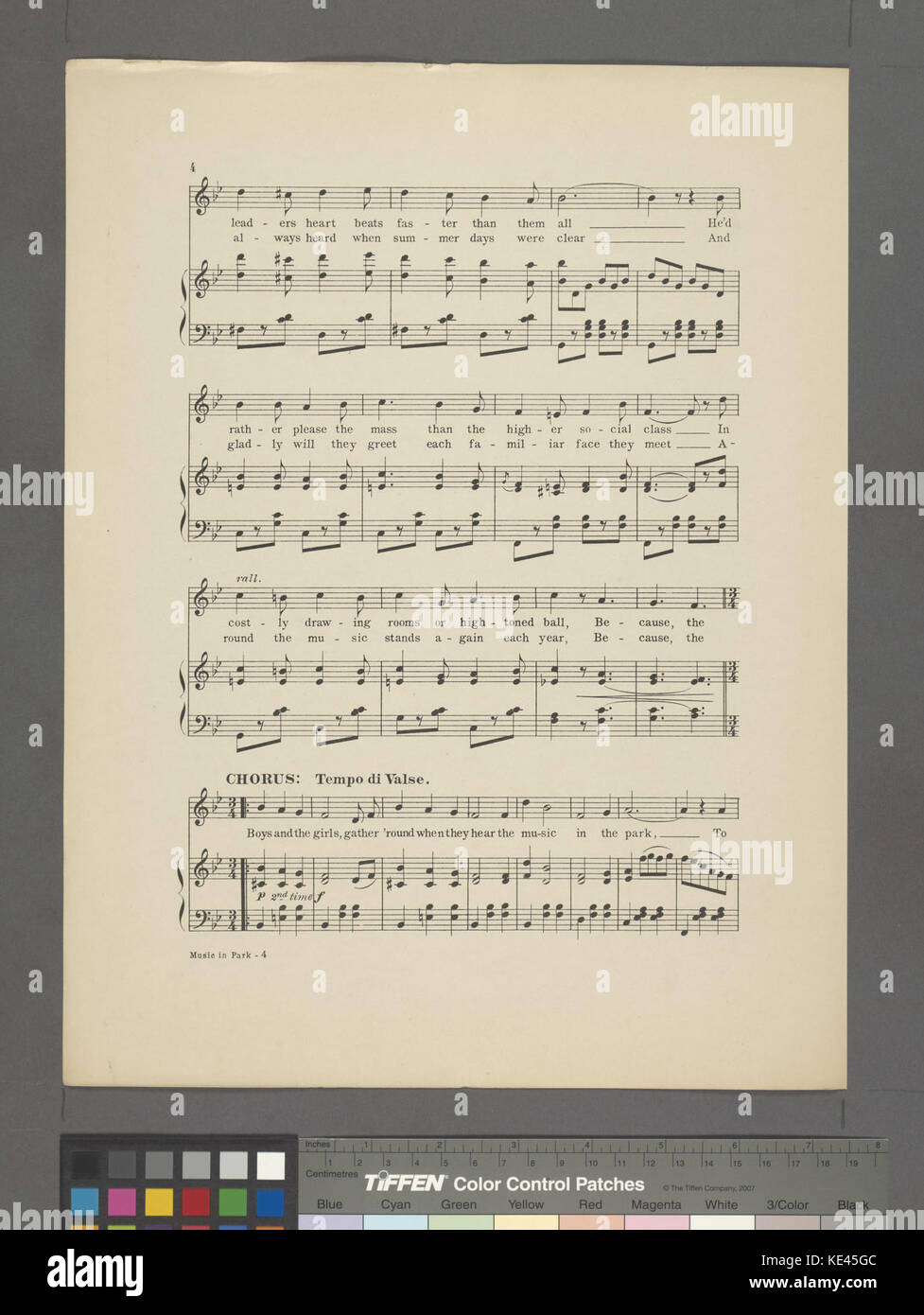 « The Music in the Park » représente une scène de personnes jouant de la musique live dans un parc extérieur, capturant l'essence d'un concert public ou d'un rassemblement dans un parc. Banque D'Images