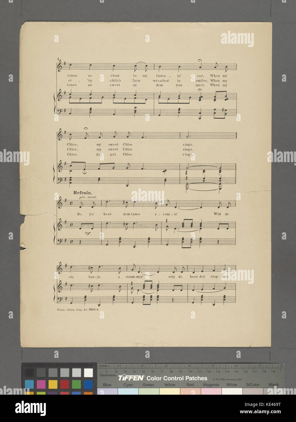 Une scène de la pièce ou de la performance intitulée « When Chloe chante une chanson », représentant un moment clé de l'histoire où le personnage de Chloe chante, reflétant les éléments artistiques et théâtraux de la production. Banque D'Images