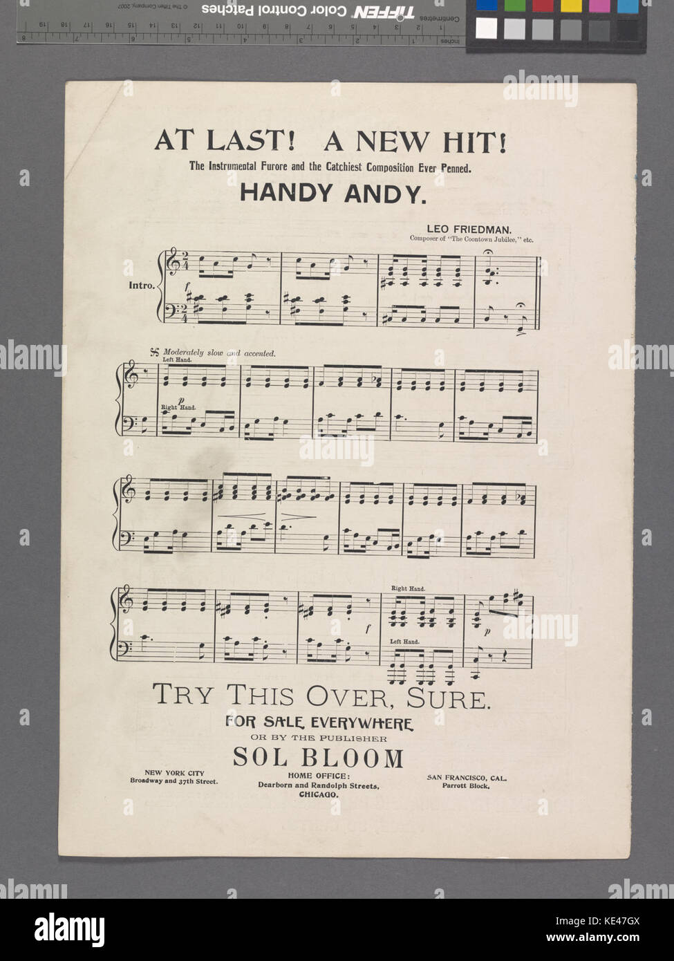 Cette image fait référence à « The Nations in Review », une publication ou une présentation qui examine divers pays et leurs rôles respectifs dans les affaires mondiales. Le contexte est lié aux événements historiques autour de 1943, reflétant probablement le paysage politique et militaire de la seconde Guerre mondiale. Les Nations examinées dans la présentation auraient inclus des puissances mondiales importantes au cours de cette période. Banque D'Images