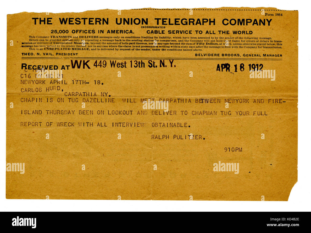 Ce télégramme de Ralph Pulitzer à Carlos Hurd a été envoyé à bord du Carpathia, New York, le 18 avril 1912. Il est historiquement significatif car il fait référence à la période qui a suivi la catastrophe du Titanic, où les Carpates ont sauvé les survivants. Le télégramme sert de communication historique importante liée à l'un des événements maritimes les plus tragiques. Banque D'Images