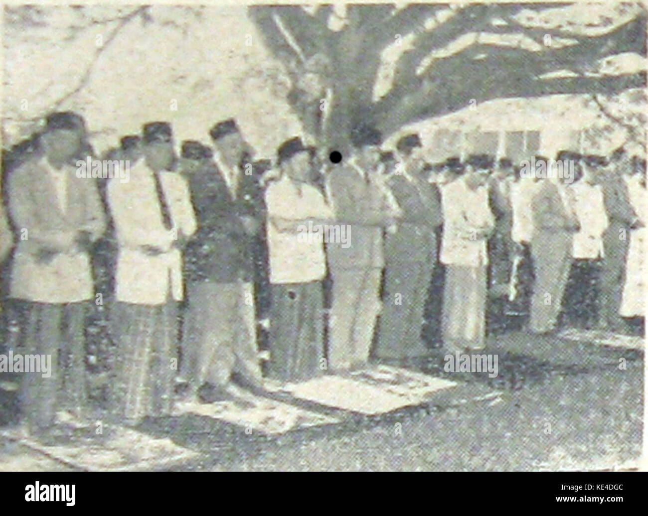 L'image capture un moment des prières de l'Aïd en Indonésie le 22 mars 1961, reflétant la signification religieuse de l'événement et les pratiques culturelles entourant les célébrations de l'Aïd dans le pays. Banque D'Images