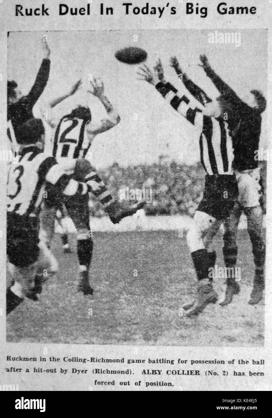Photographie ou documentation montrant le footballeur australien Jack Dyer lors d'un incident de match ou d'une action notable sur le terrain. Banque D'Images